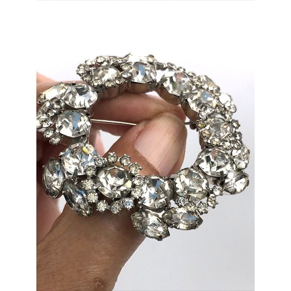 Vintage WEISS Brooch Silvertone Rhodium Rhinestones Wreath Brooch - Picture 10 of 11